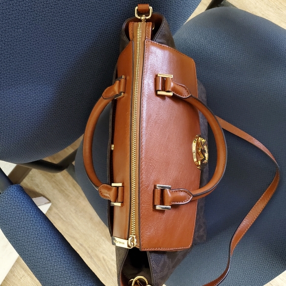 Michael Kors signature  Hudson Satchel - Picture 10 of 16